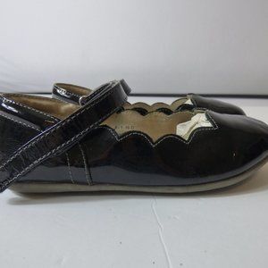 See Kai Run (Kai) Black Scallop Patten Leather Flats, Size 2.5